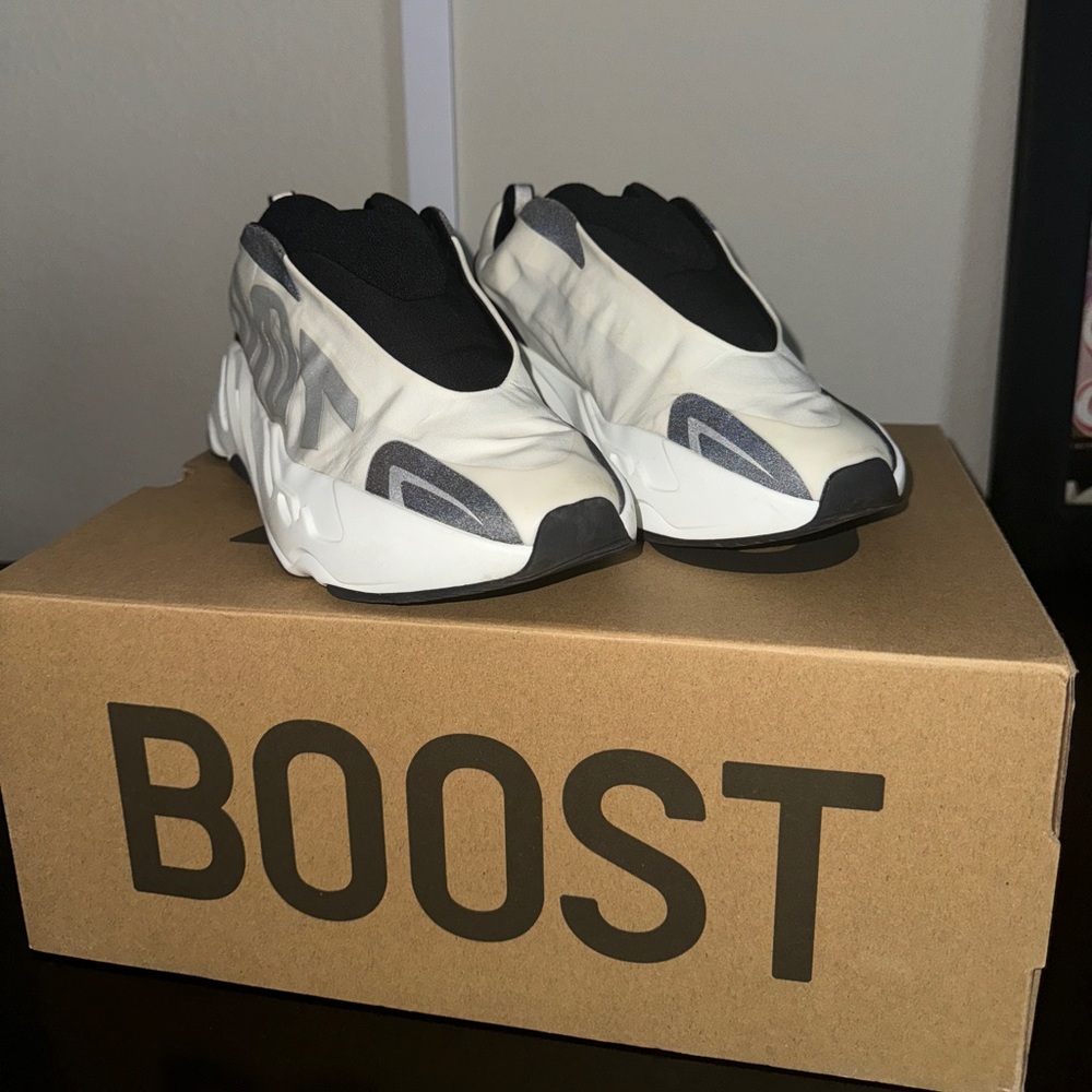 YEEZY 700 MNVN size 7